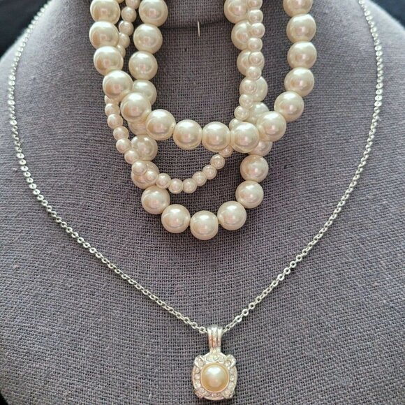 Vintage Roman Pearl Pendant & Chain Triple Strand Bracelet Glass Pearls Elegant - Picture 1 of 10